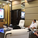 Pj Sekretaris Daerah Kota Pasuruan sedang mengikuti Stranas PK melalui video conference di Ruang MCC Pemerintah Kota Pasuruan, Rabu (26/08/2020).