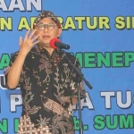 Bupati Sumenep, Dr. KH. A. Busyro Karim saat acara pembinaan ASN dan Non ASN DP3AKB Kabupaten Sumenep.