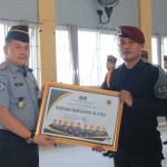 Kalapas Pemuda Madiun, Wahyu Susetyo (kiri) saat memberikan penghargaan