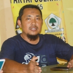 Yusuf Ashari saat ditemui di kantor DPD Partai Golkar Trenggalek. foto: HERMAN/ BANGSAONLINE