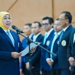 Ketua Umum IKA Universitas Airlangga (Unair) Khofifah Indar Parawansa saat melantik Pengurus Pusat IKA Unair Masa Bakti 2025–2030 di Plaza Universitas Airlangga (Unair) Surabaya, Jumat (19/12/2025).