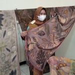 Wabup Lisdyarita saat menghadiri pelatihan batik ecoprint bagi koperasi. (foto: ist)
