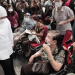 Gubernur Jawa Timur Khofifah Indar Parawansa menyapa para lansia saat mendampingi Menkes Budi Gunadi di Gedung Samator Jalan Kedungbarok Surabaya, Sabtu (27/2/2021). Foto: ist