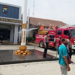 Truk damkar saat menyemprotkan disinfektan di Mako Polresta Sidoarjo.