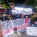 Ratusan Mahasiswa PMII Lamongan saat aksi di depan Gedung DPRD dan Pemkab Lamongan. (foto: ist)