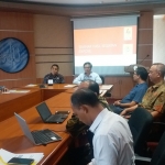 Bob Saril, General Manager PLN UID Jawa Timur didampingi Rektor UTM Dr. Drs. Ec. Moh. Syarif, M.M. saat menjelaskan hasil survei pemetaan RE di empat kabupaten Madura.