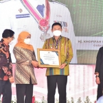 Bupati Yuhronur saat menerima penghargaan dari Gubernur Khofifah.