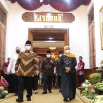 Prabowo Subianto bersama Gubernur Khofifah saat berada di Gedung Negara Grahadi, Surabaya. Foto: Ist
