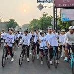 Paslon Wali Kota dan Wakil Wali Kota Kediri nomor urut 2, Ferry Silviana Feronica dan Regina Nadya Suwono (Fren), bersama tim sukses dan simpatisannya sebelum berangkat Gowes. Foto: MUJI HARJITA/ BANGSAONLINE