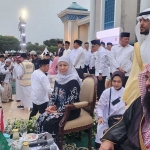 Gubernur Khofifah bersama Atase Agama Kedutaan Besar Arab Saudi untuk Indonesia, Syeikh Ahmad bin Izza Al Hazimy, menggelar buka puasa bersama ribuan masyarakat di Masjid Nasional Al-Akbar, Surabaya. 