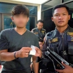 Tim Respons Cepat Tindak Patroli Perintis Presisi Sat Samapta Polrestabes Surabaya saat mengamankan salah satu pelaku beserta barang bukti.