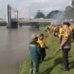 
Kapolres Kediri Kota AKBP Teddy Chandra saat memimpin giat bersih-bersih sungai Brantas. (Ist).
