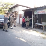 Petugas Satpol PP Gresik saat razia warung di sekitar Telaga Ngipik, Kecamatan Gresik. foto: ist.