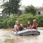 Pj Wali Kota Kediri, Zanariah, bersama pihak terkait saat meninjau kegiatan bersih-bersih Sungai Brantas. Foto: Ist.