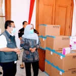 Gubernur Jatim Khofifah Indar Parawansa saat menerima bantuan 50.250 pcs Rapid Test Antigen dari Badan Nasional Penanggulangan Bencana (BNPB) di Gedung Negara Grahadi Surabaya, Rabu (16/12). foto: ist