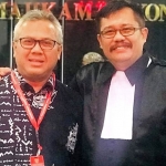 Sri Sugeng (berpakaian hakim) bersama Arief Budiman Ketua KPU RI. (foto: ist)