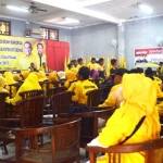 Suasana Rakorda DPD Golkar Situbondo. Tampak spanduk paslon nomor urut 2 dalam ruangan. foto: hadi prayitno/BANGSAONLINE