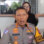 Dirlantas Polda Jatim Kombespol Komarudin saat memberikan keterangan terkait pemeriksaan terhadap pemilik PO Bus Sakhindra Trans.