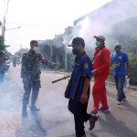 Petugas saat melakukan fogging di Kelurahan Burengan. Foto: Ist.