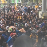 Ratusan Petani dan Mahasiswa saat unjuk rasa di depan gedung DPRD Jember.