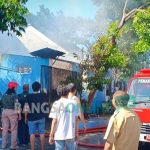 Petugas damkar saat berupaya memadamkan api. foto: AKINA/ BANGSAONLINE