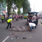 Petugas saat mengevakuasi korban kecelakaan di Simpang Empat Sruni, Kecamatan Gedangan, Sidoarjo.