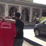 Petugas saat menggiring pelaku pembunuhan mahasiswa Ubaya di Pacet, Kabupaten Mojokerto.