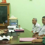 Tim BMKG Kabupaten Tuban dan Kabupaten Nganjuk saat diskusi terkait pemasangan teropong untuk rukyatul hilal dengan Kepala Kantor Kemenag Tuban, Sahid.