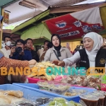 Gubernur Khofifah saat menyapa masyarakat di Pasar Soponyono, Surabaya. Foto: DEVI FITRI AFRIYANTI/BANGSAONLINE