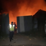 Tampak api menghanguskan gudang poliretan di kawasan Desa Randegan RT 03 RW 01, Kecamatan Tanggulangin, Sidoarjo.