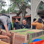 Unit Jatanras Polres Tuban saat menyalurkan bantuan keramik ke musala di Desa Margomulyo, Kerek. Foto: AHMAD CHOIRUDIN/ BANGSAONLINE