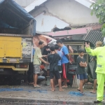 Sebuah truk tiba-tiba nyelonong dan menyeruduk bangunan rumah di Desa Tuliskriyo, Kecamatan Sanankulon, Kabupaten Blitar, Rabu (27/10/2021).