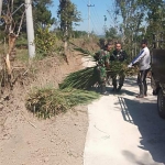 Babinsa bersama warga saat kerja bakti membersihkan rumput liar di area jalan setapak yang berada di Desa Sumurup, Kecamatan Bendungan, Kabupaten Trenggalek.
