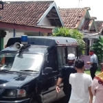 Petugas mengevakuasi korban ke RSUD Kota Probolinggo guna dilakukan autopsi. 