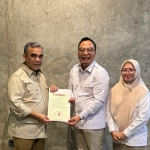 Asluchul Alif (tengah) didampingi Sekretaris DPC Partai Gerindra Gresik Nur Saidah menerima surat tugas dari Sekjen DPP Partai Gerindra, Ahmad Muzani. Foto: Ist.