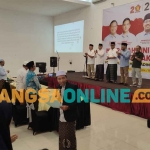 Deklarasi dukungan untuk Prabowo-Gibran oleh para guru yang tergabung dalam Forum Silaturahmi Madin se-Mojokerto Raya. Foto: YUDI EKO PURNOMO/BANGSAONLINE