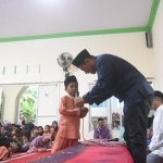 Wali Kota Kediri Abdullah Abu Bakar saat berdialog dengan salah satu anak di Masjid At-Taqwa Kelurahan Gayam. Foto: Ist.