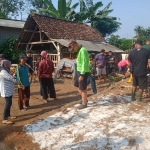 Warga kecamatan Gandusari Blitar yang terdampak bencana puting beliung