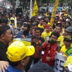 Ketua Komisi IV Khoirul Huda saat menemui ratusan Ultras Mania yang menggelar demo di DPRD. foto: SYUHUD A/BANGSAONLINE 
