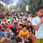 Para santri kecil Sekolah Dasar (SD) Islam Roushon Fikr saat ikut Pondok Ramadan di Pondok Pesantren Al-Aqobah Jombang, Jawa Timur. foto: istimewa/bangsaonline.com