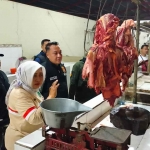 Sidak atau inspeksi mendadak yang dilakukan Satgas Pangan Kabupaten Pasuruan di pasar tradisional.