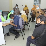 Kegiatan tes cepat yang berlangsung di Balai Wartawan A Aziz PWI Jatim, Surabaya.