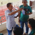 Manajer Persatu Tuban Abdul Rohman saat memberikan arahan kepada para pemain.