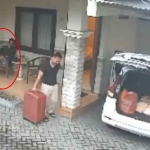 tangkapan layar rekaman CCTV yang berada di depan teras kamar 303 Hotel Adisurya Kediri, saat tersangka membawa potongan jasad korban yang ada di dalam koper.