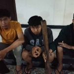 Ketiga remaja yang mengaku sebagai gangster ditangkap di depan SPBU Jalan Arif Rahman Hakim, Sukolilo, Minggu (26/2/2023)