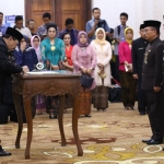 Gubernur Jatim Menandatangani SK Serah Terima Jabatan Kepala Biro Humas dan Protokol Yang Beralih Dari Benny Sampirwanto Kepada Aris Agung Paewai.