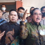 Kuasa Hukum Julianto Eka Putra (JEP) alias Ko Jul, Dr. Hotma Sitompoel (batik hijau) saat diwawancarai wartawan usai sidang.