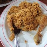 Ayam Goreng Kremes dipadu dengan sambal bikin keluarga ketagihan untuk mencobanya.