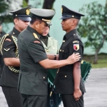 Pangdam V/Brawijaya Mayjen TNI Wisnoe, P. B saat melanti prajurit Bintara di Dodik Bela Negara, Rindam V/Brawijaya, Malang, Sabtu, 22 Februari 2020.
