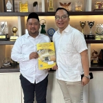 Pasangan Yani-Alif menunjukkan surat kesediaan menjadi cabup-cawabup dari Golkar. Foto: Ist.